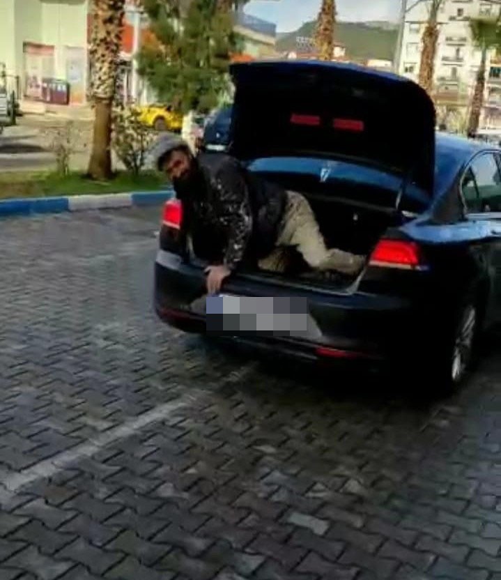 bu-goruntuye-tepki-yagiyor-patron-arabasi-kirlenmesin-diye-isciyi-bagajda-tasidi.jpeg