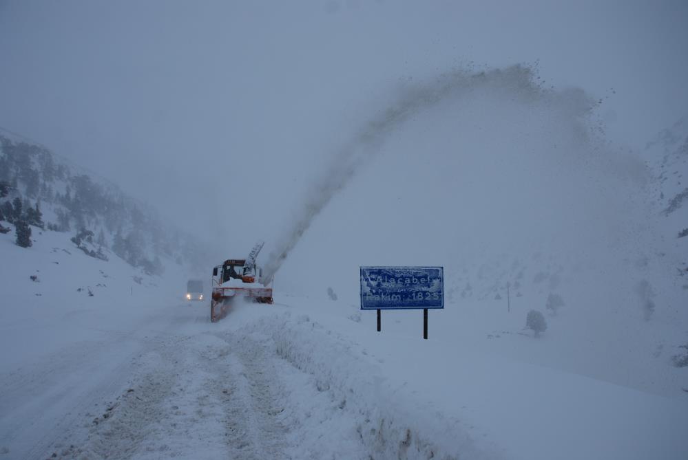 kar-kalinligi-1-metreyi-asti-ekipler-acik-tutmaya-calisiyor-konya-yolunda-son-durum-001.jpg