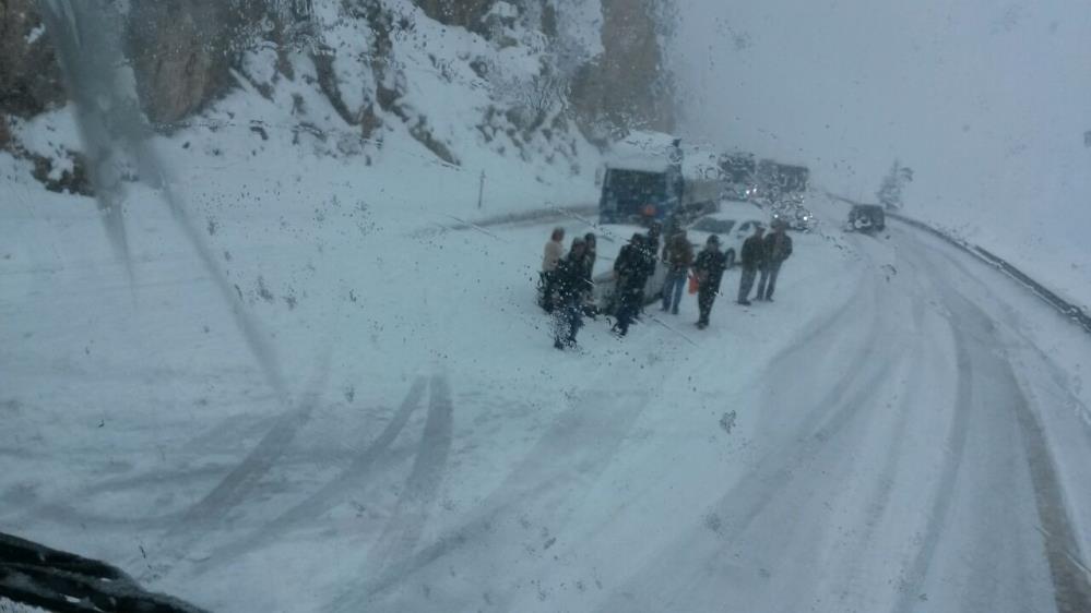 kar-kalinligi-1-metreyi-asti-ekipler-acik-tutmaya-calisiyor-konya-yolunda-son-durum-007.jpg