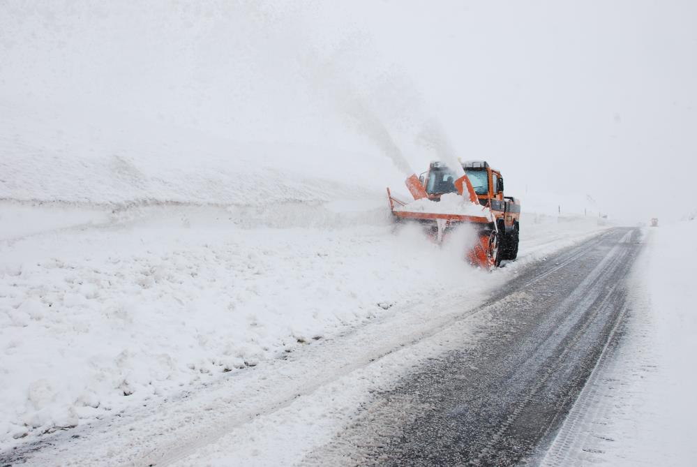 kar-kalinligi-1-metreyi-asti-ekipler-acik-tutmaya-calisiyor-konya-yolunda-son-durum-008.jpg