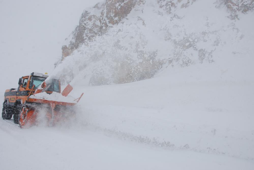 kar-kalinligi-1-metreyi-asti-ekipler-acik-tutmaya-calisiyor-konya-yolunda-son-durum-009.jpg