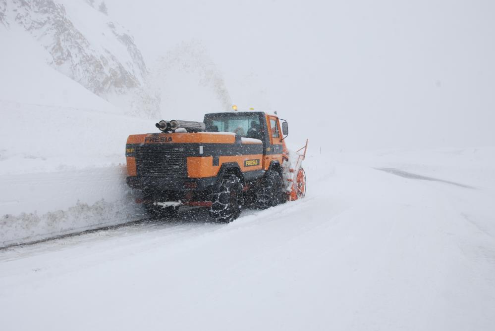 kar-kalinligi-1-metreyi-asti-ekipler-acik-tutmaya-calisiyor-konya-yolunda-son-durum.jpg