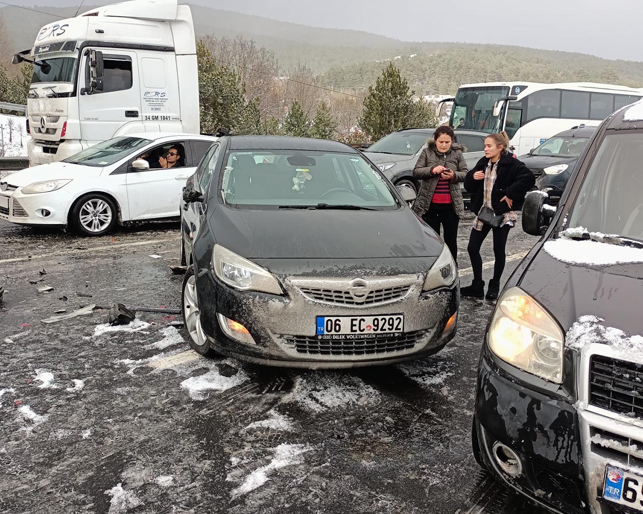 kayganlasan-yolda-12-otomobil-birbirine-girdi-5.jpg