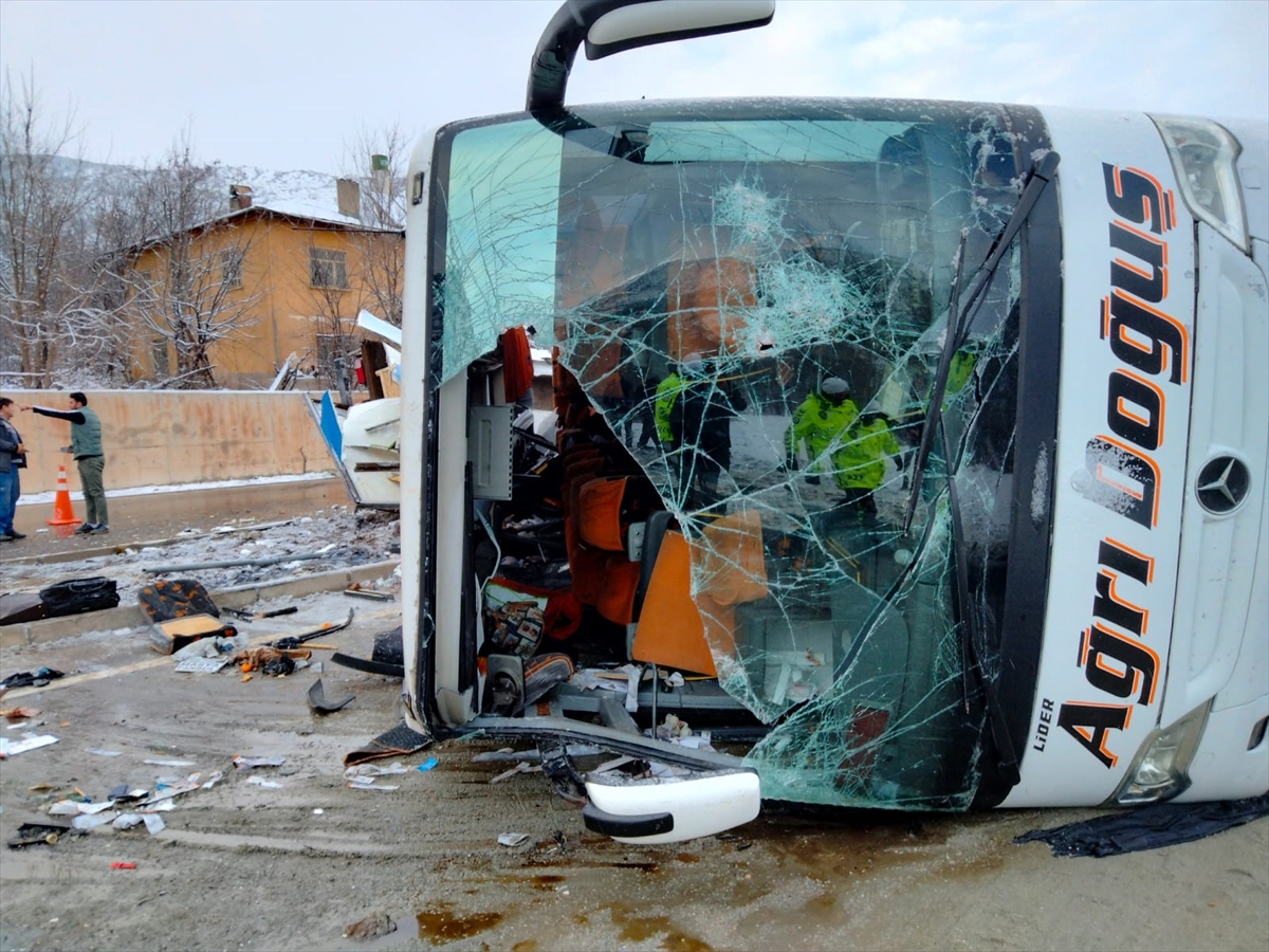 yolcu-otobusu-kaza-yapan-tira-carpip-devrildi-3.jpg