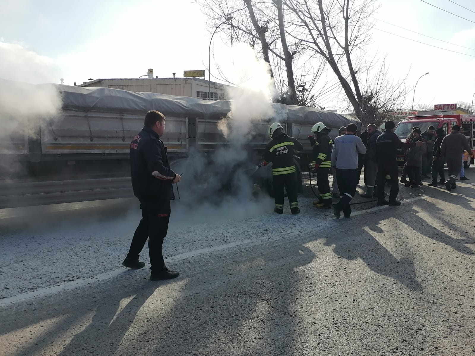 konyada-tir-yangini-surucunun-dikkati-aracin-tamamen-yanmasini-onledi-001.jpeg