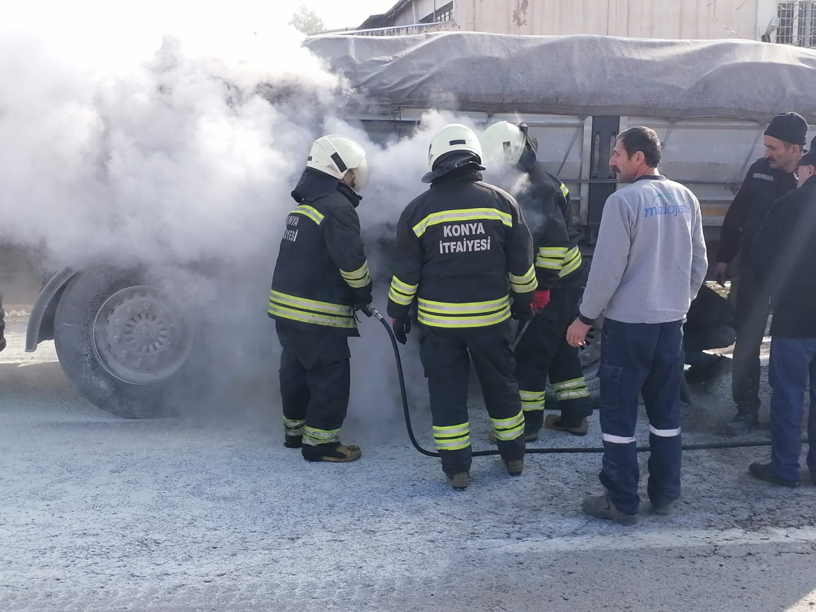 konyada-tir-yangini-surucunun-dikkati-aracin-tamamen-yanmasini-onledi.jpeg