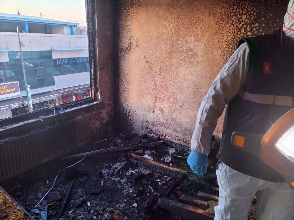 sakaryada-cikan-yanginda-evde-mahsur-kalan-kisi-oldu-2.jpg