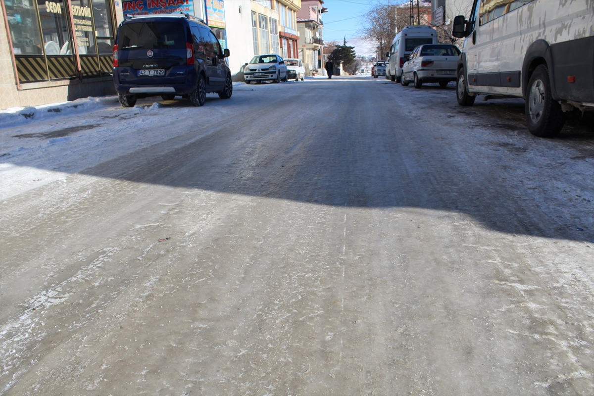 konyanin-ilcesinde-yollar-buz-tuttu-vatandas-zor-anlar-yasadi-2.jpg