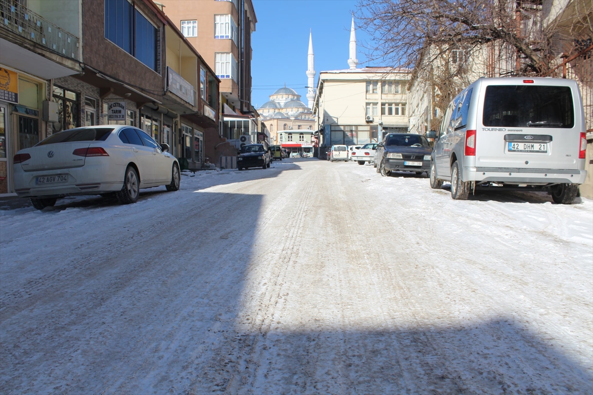 konyanin-ilcesinde-yollar-buz-tuttu-vatandas-zor-anlar-yasadi-3.jpg