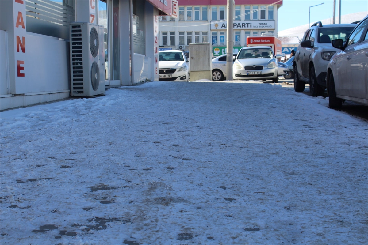 konyanin-ilcesinde-yollar-buz-tuttu-vatandas-zor-anlar-yasadi-4.jpg