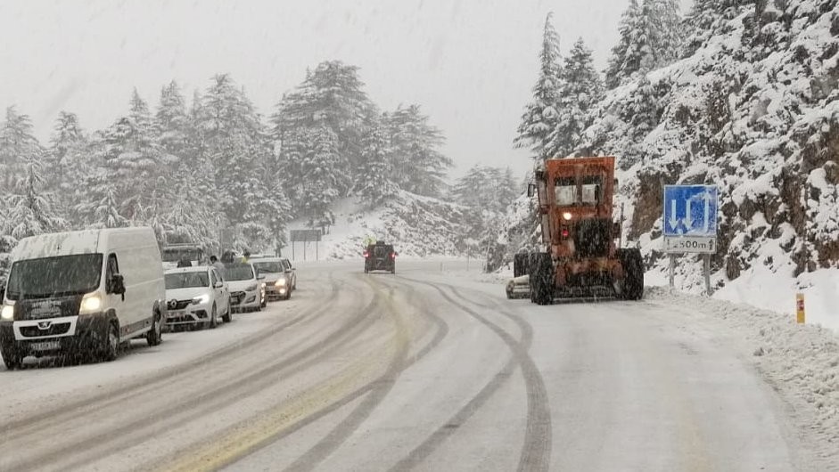 seydisehir-antalya-kara-yolu-trafige-kapatildi-1.jpg