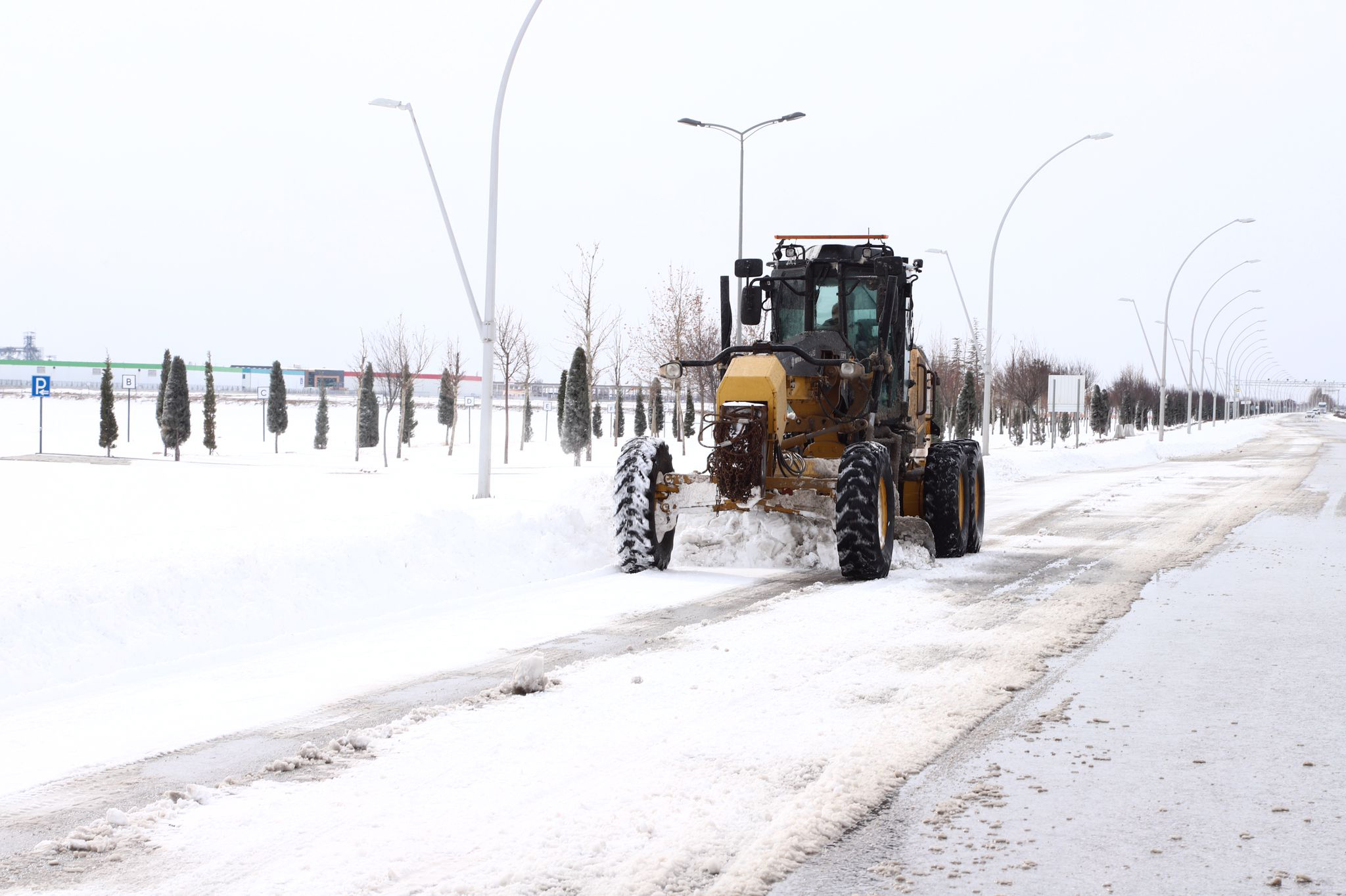 konya-buyuksehir-31-ilcede-yollari-acik-tutmak-icin-yogun-mesai-harciyor-3.jpg