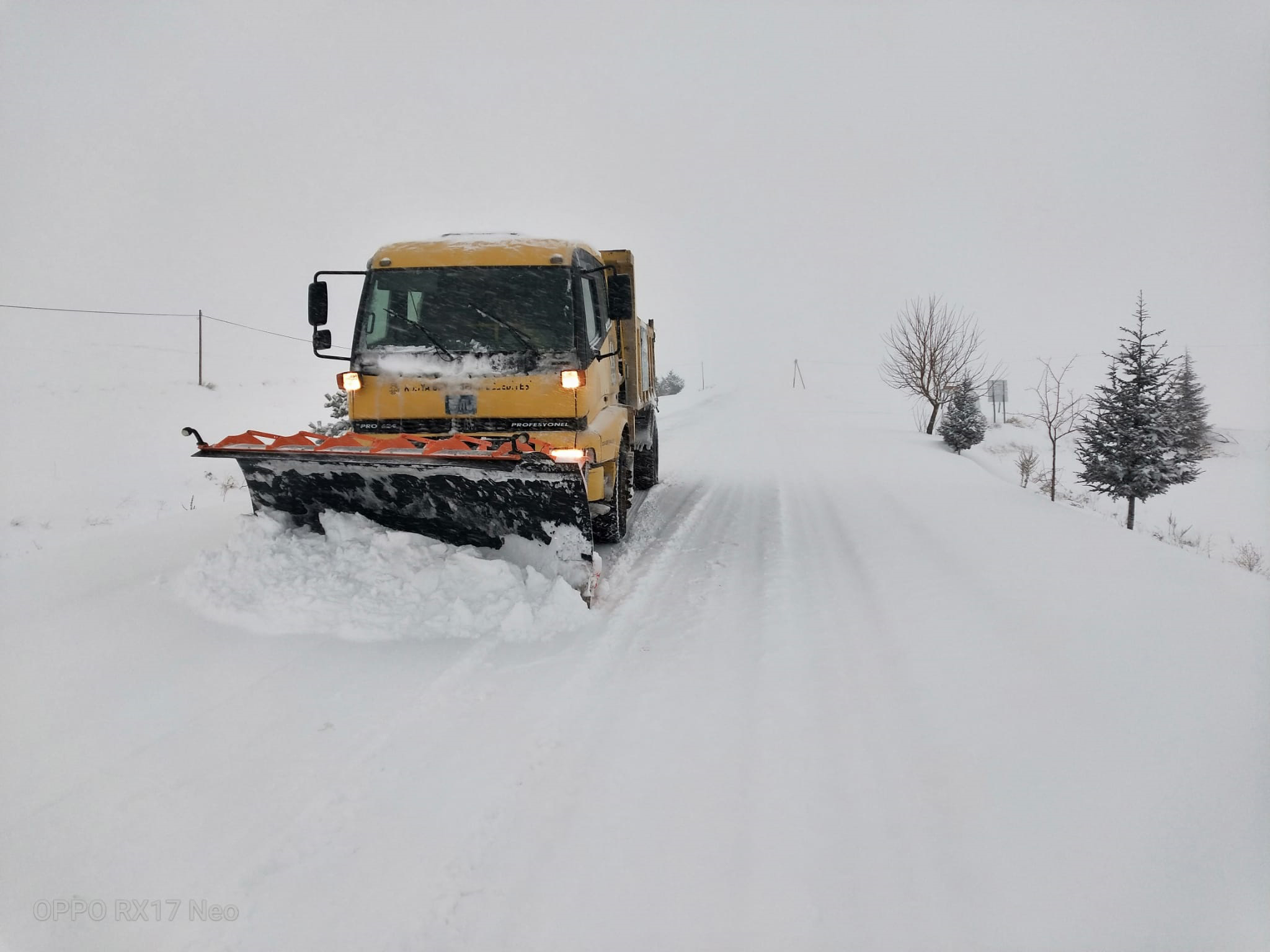 konya-buyuksehir-31-ilcede-yollari-acik-tutmak-icin-yogun-mesai-harciyor-5.jpg