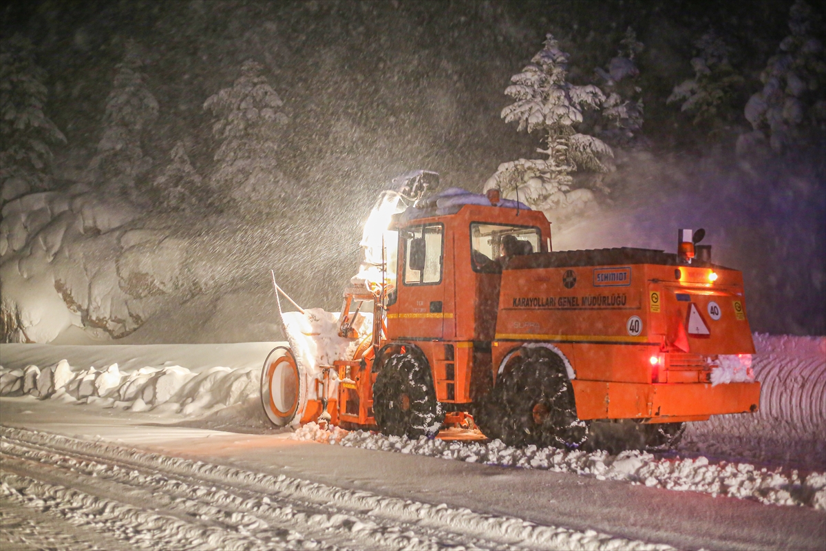 konya-yolunda-kar-kalindigi-ise-15-metreyi-buldu-6.jpg