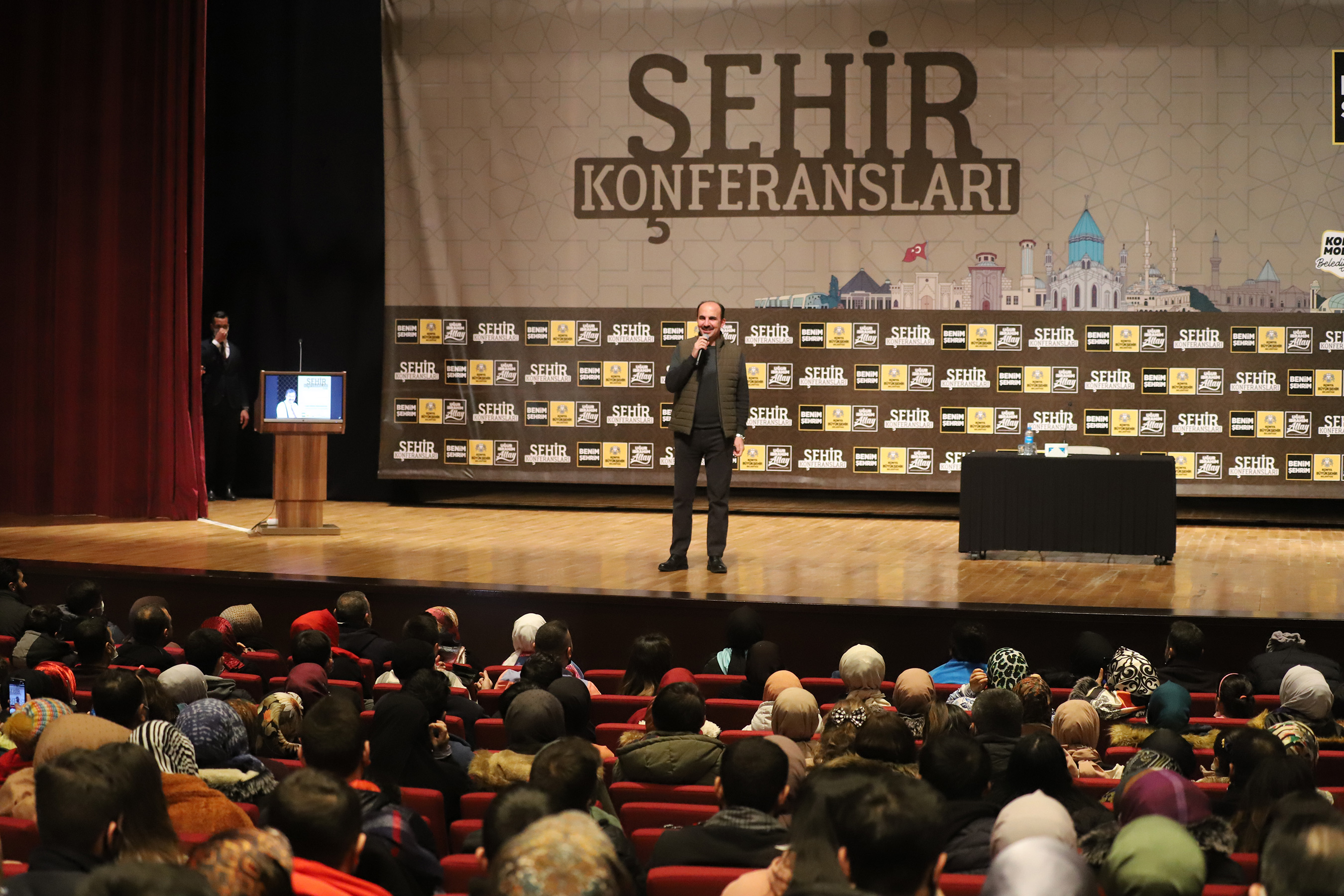 sehir-konferanslarinin-konugu-hayati-inanc-oldu-1.jpg