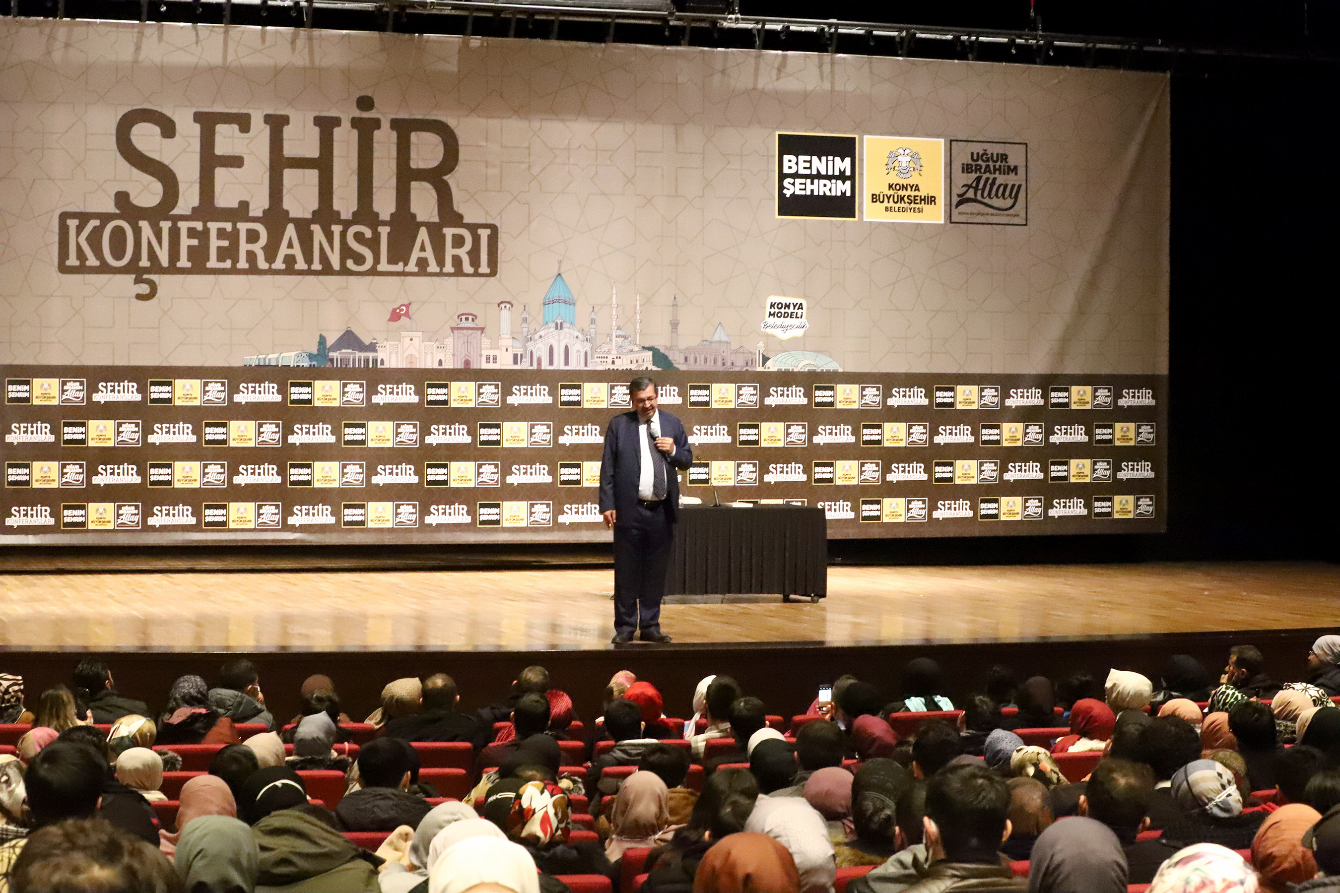 sehir-konferanslarinin-konugu-hayati-inanc-oldu-6.jpg