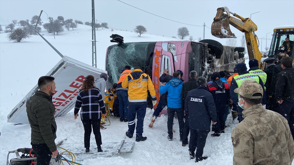 icerisinde-39-yolcu-vardi-karda-devrilen-otobuste-can-pazari-1.jpg