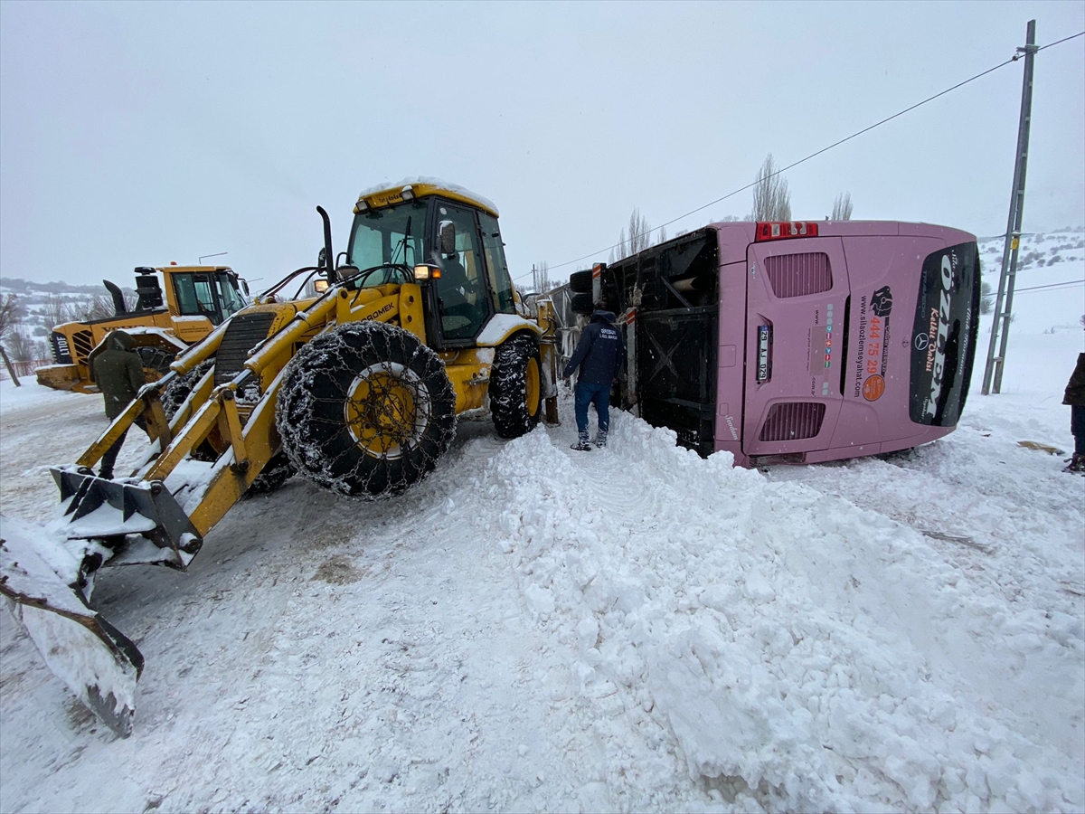 icerisinde-39-yolcu-vardi-karda-devrilen-otobuste-can-pazari-4.jpg
