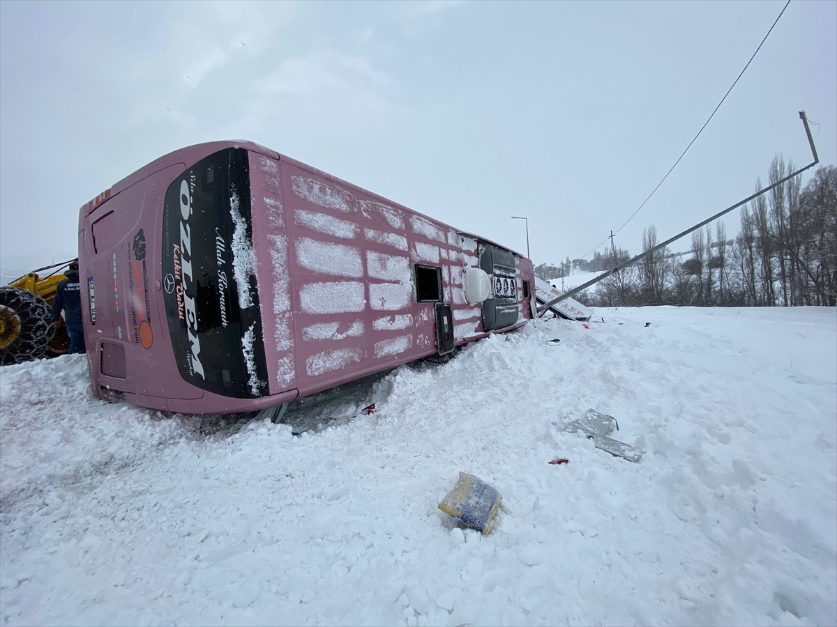 icerisinde-39-yolcu-vardi-karda-devrilen-otobuste-can-pazari-5.jpg