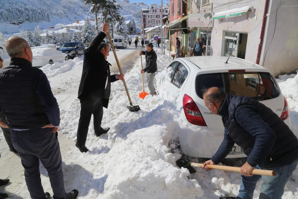 konyanin-bir-ilcesinde-kar-kalinligi-2-gunde-1-metreyi-gecti-2.jpg