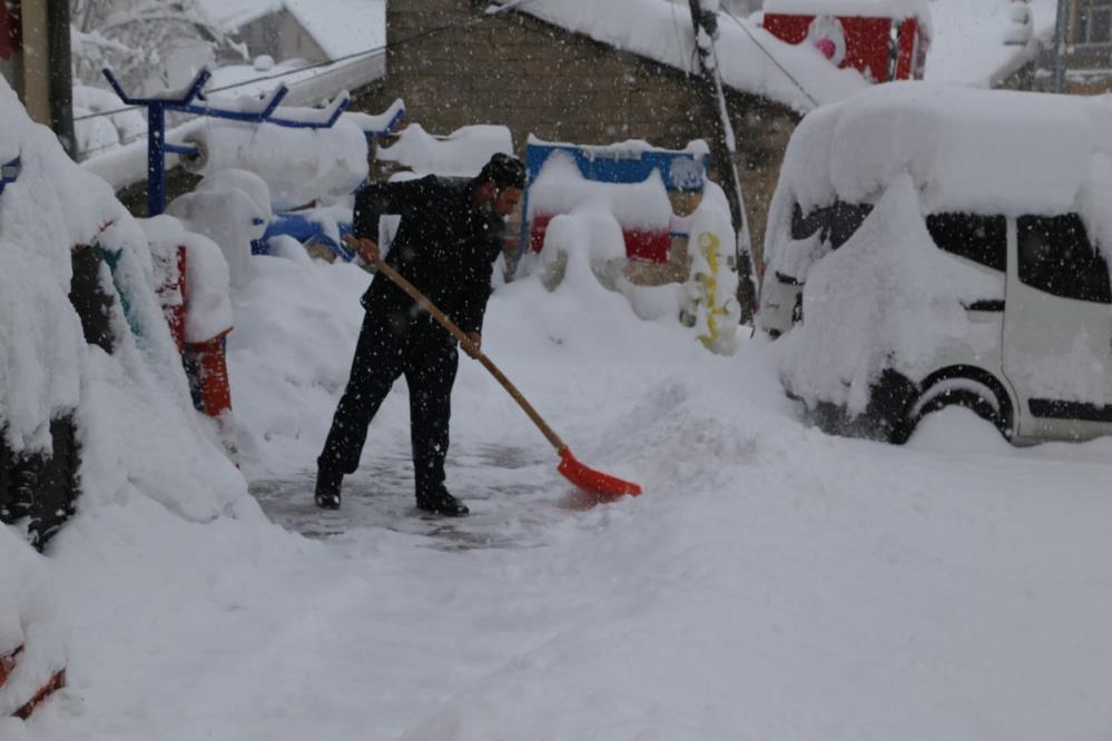 konya-bu-ilcesinde-kar-kalinligi-2-metreyi-buldu-3.jpg