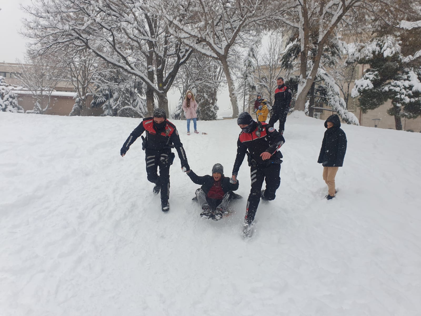 konya-polisinin-zorlu-kar-mesaisi-molada-cocuklarla-kartopu-oynadilar-002.jpeg