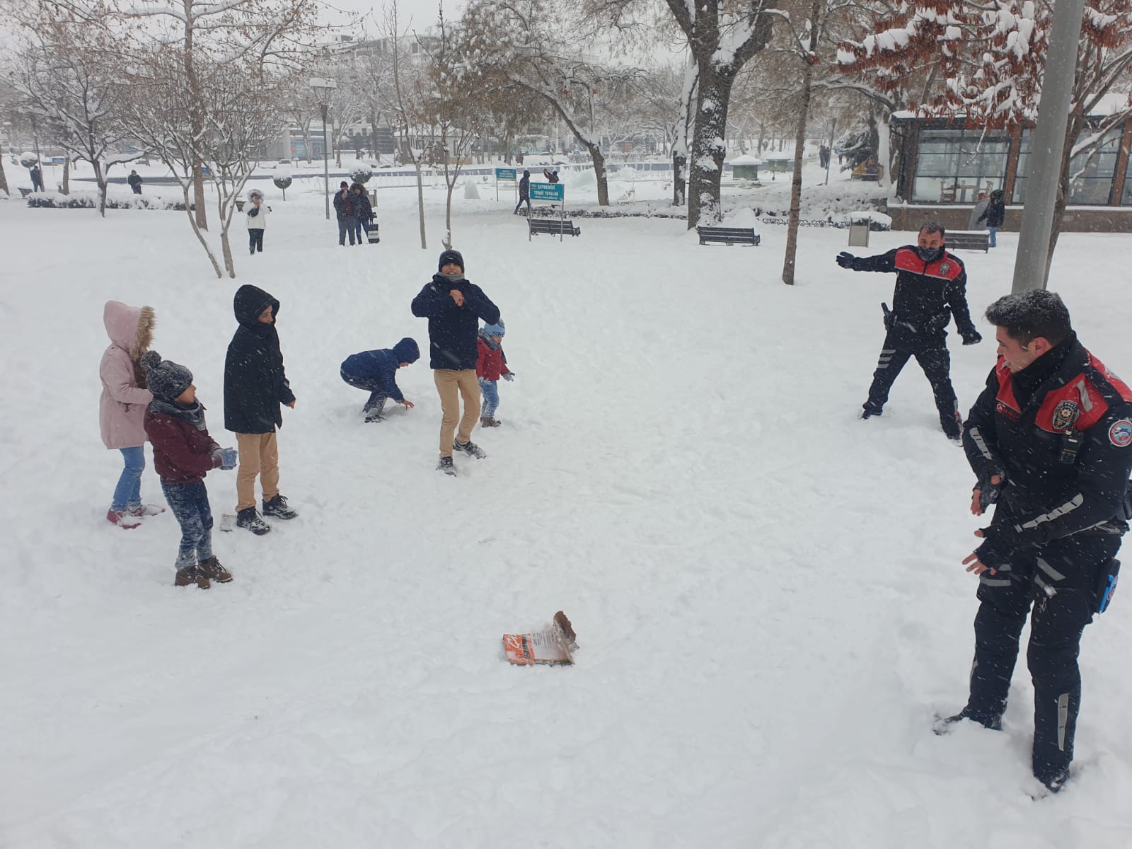 konya-polisinin-zorlu-kar-mesaisi-molada-cocuklarla-kartopu-oynadilar-003.jpeg