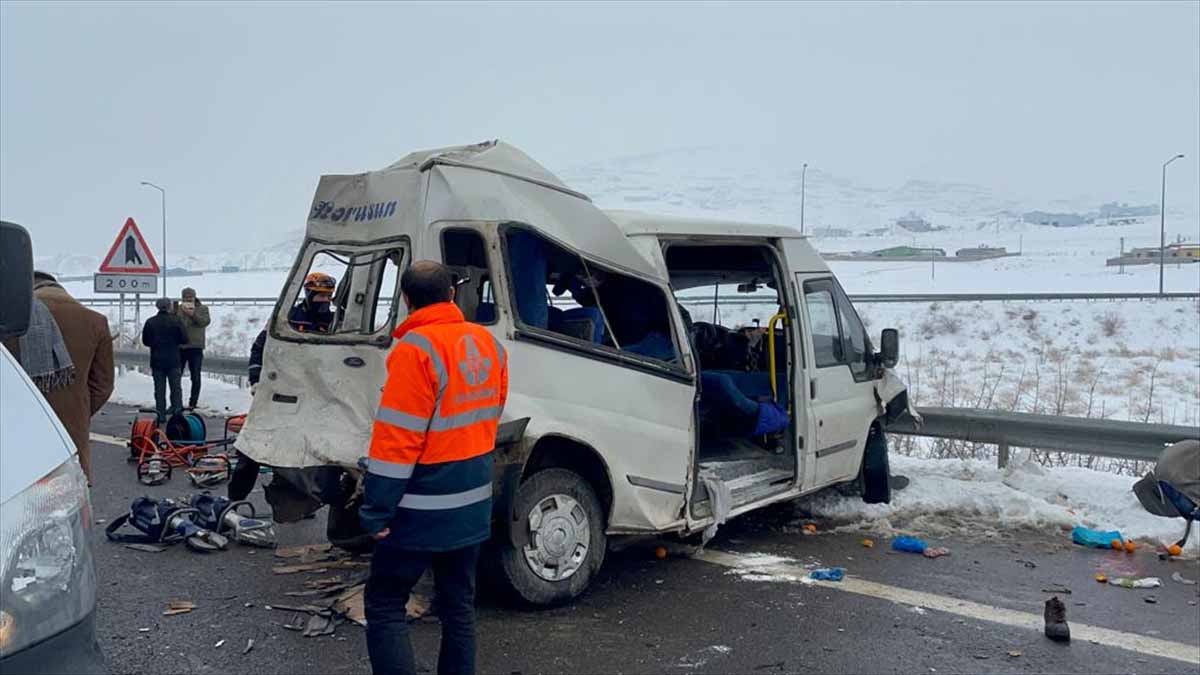 nigdede-tir-ile-minibusun-carpistigi-kazada-3-kisi-oldu-1.jpg