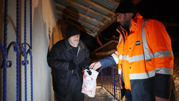 konyada-kar-gecit-vermeyince-parkinson-hastasina-ilaclarini-belediye-ekipleri-ulastirdi.jpg