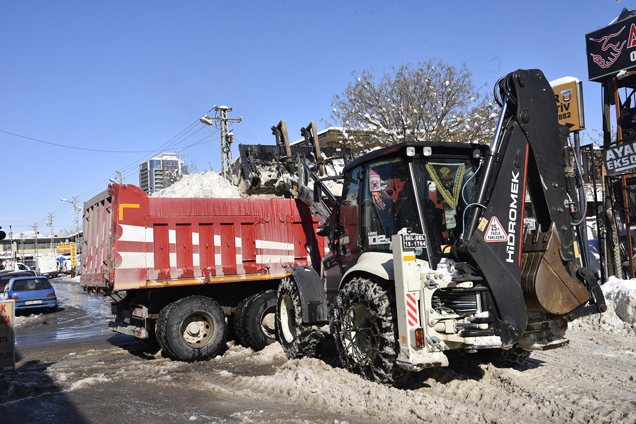 selcukluda-ekipler-gece-gunduz-demeden-calisiyor-5.jpg