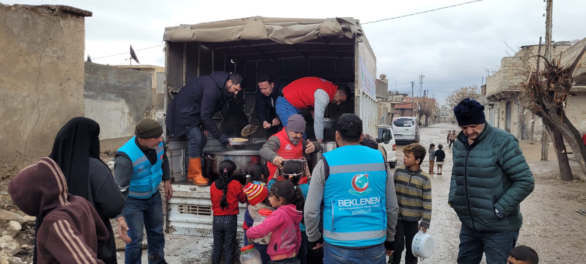 hayra-kosanlar-ekibinin-ahmet-calik-yardim-konvoyu-suriyede-003.jpeg