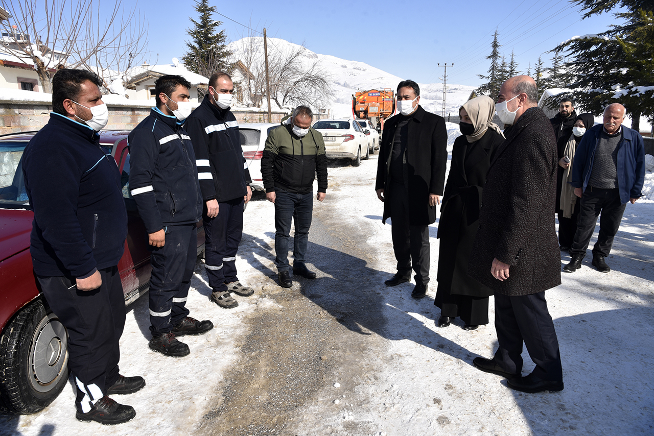 selcukludaki-kar-temizleme-calismalarini-yerinde-incelediler-3.jpg