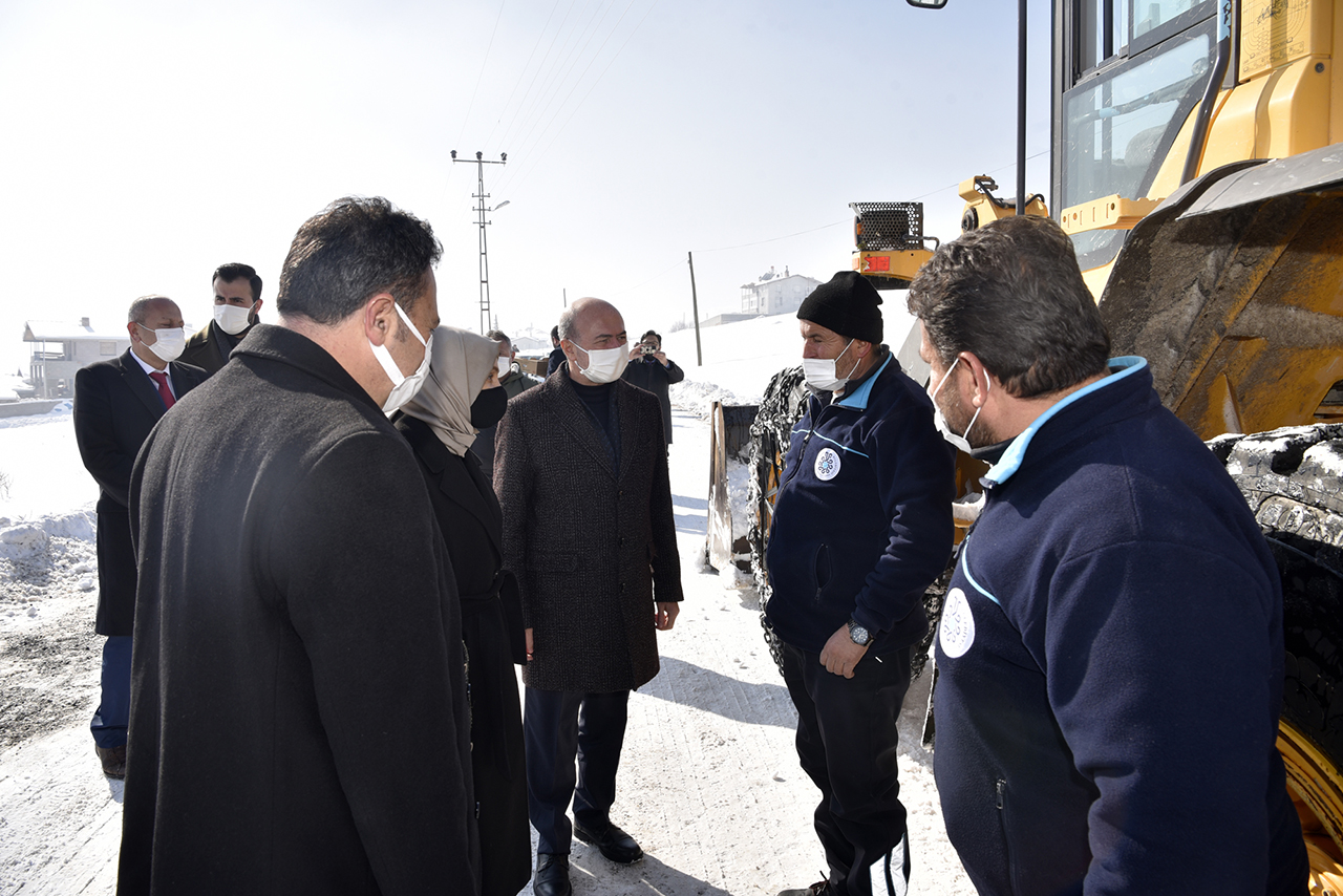 selcukludaki-kar-temizleme-calismalarini-yerinde-incelediler.jpg