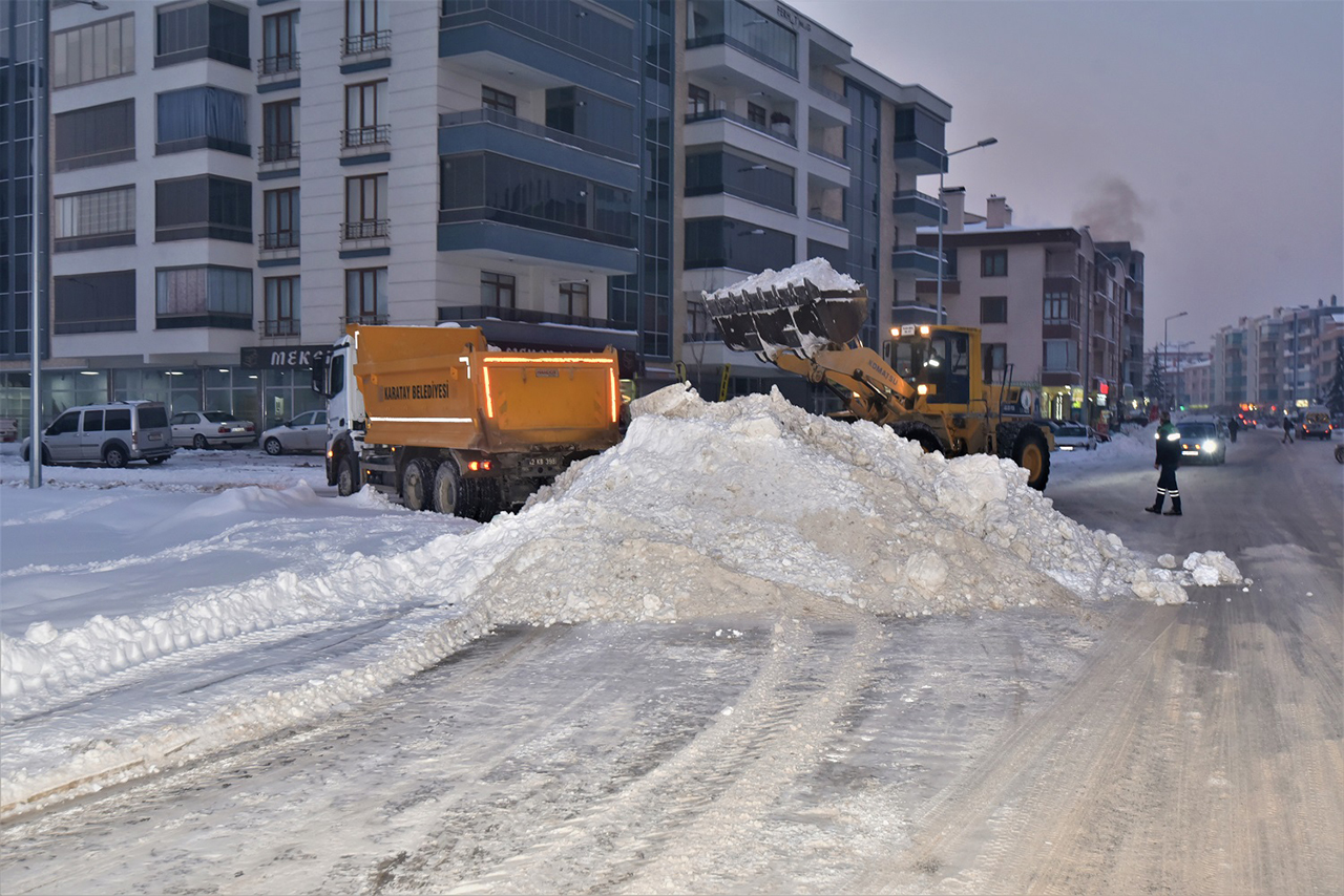 karataydaki-kar-temizleme-calismalarini-yerinde-incelediler.jpg