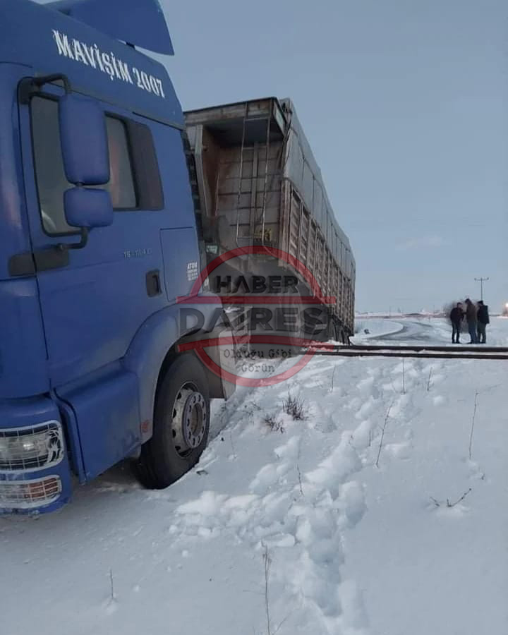 konyada-buzda-kayan-tir-raylarda-asili-kaldi-sofor-atlayip-canini-zor-kurtardi-001.jpg