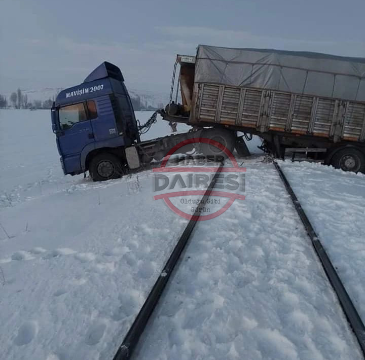 konyada-buzda-kayan-tir-raylarda-asili-kaldi-sofor-atlayip-canini-zor-kurtardi-002.jpg