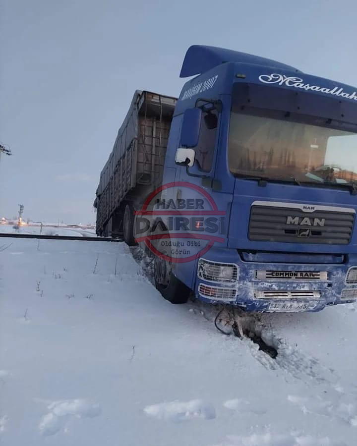 konyada-buzda-kayan-tir-raylarda-asili-kaldi-sofor-atlayip-canini-zor-kurtardi.jpg
