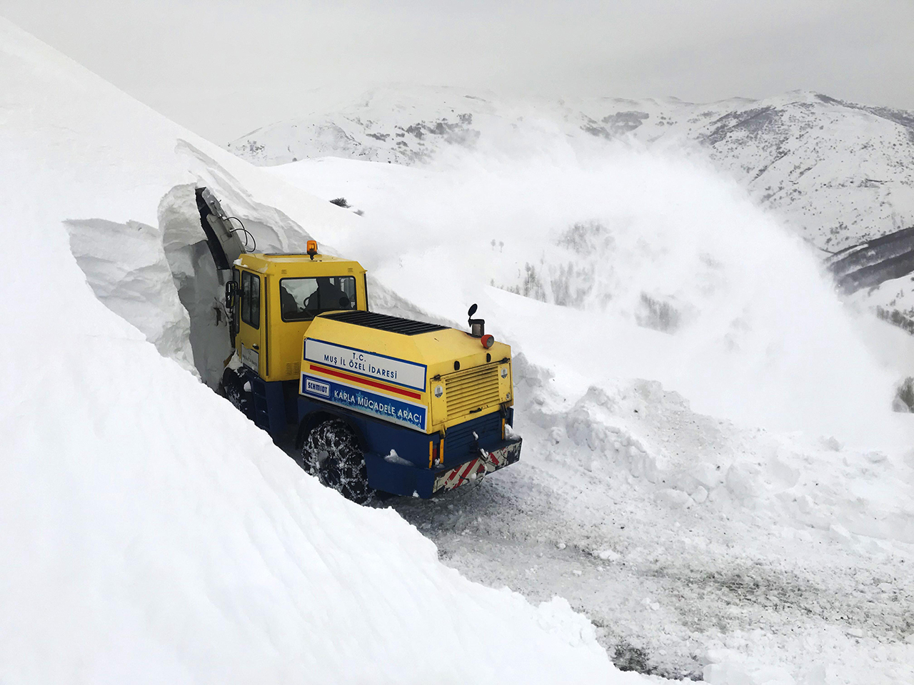 kar-kalinligi-7-metre-1-kilometrelik-yol-2-saatte-acilabiliyor-2.jpg