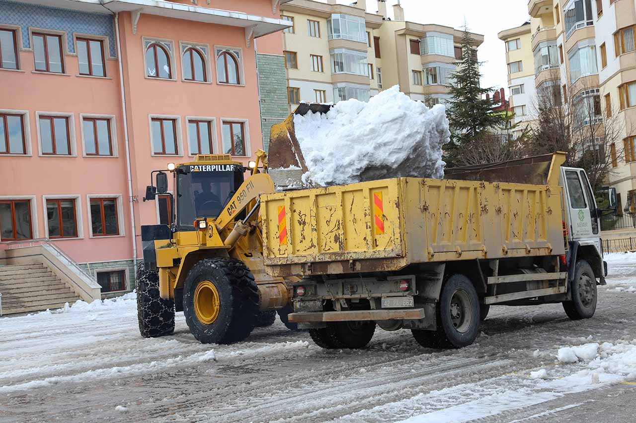 meramdaki-okullarda-ikinci-donem-oncesi-kar-temizligi-2.jpg