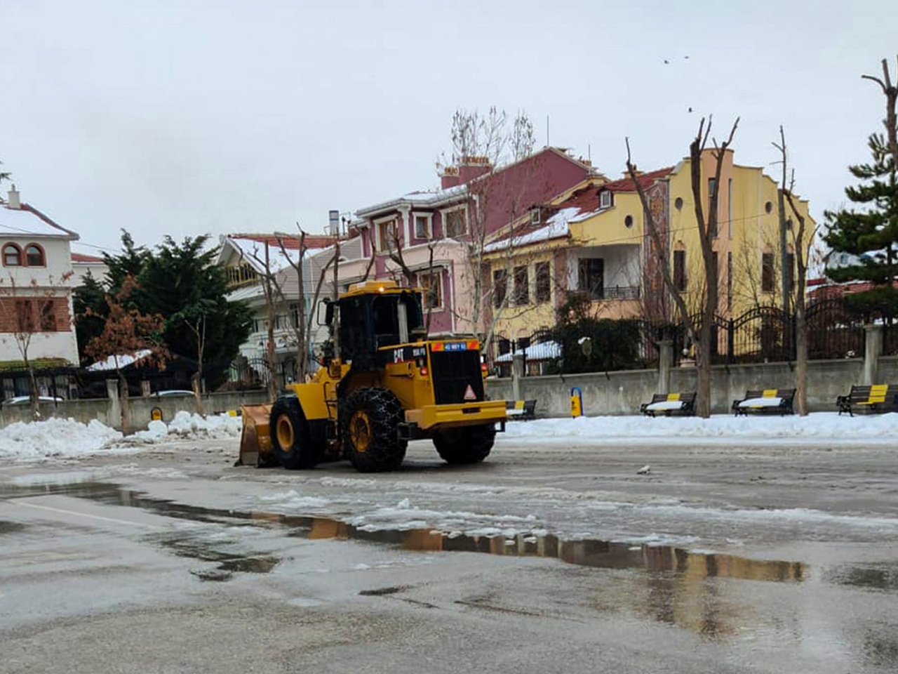 meramdaki-okullarda-ikinci-donem-oncesi-kar-temizligi-3.jpg