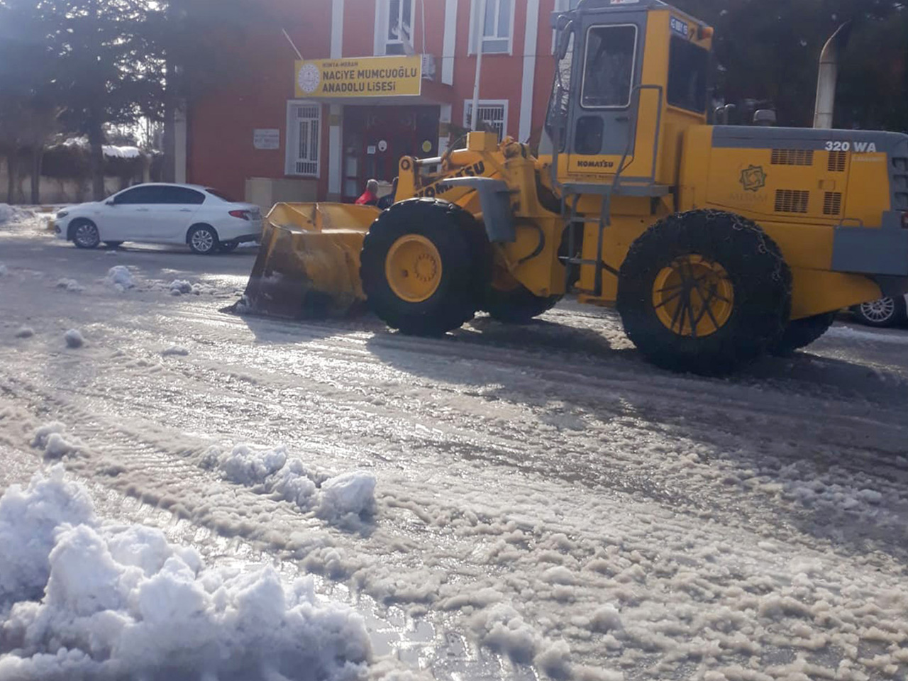 meramdaki-okullarda-ikinci-donem-oncesi-kar-temizligi-4.jpg