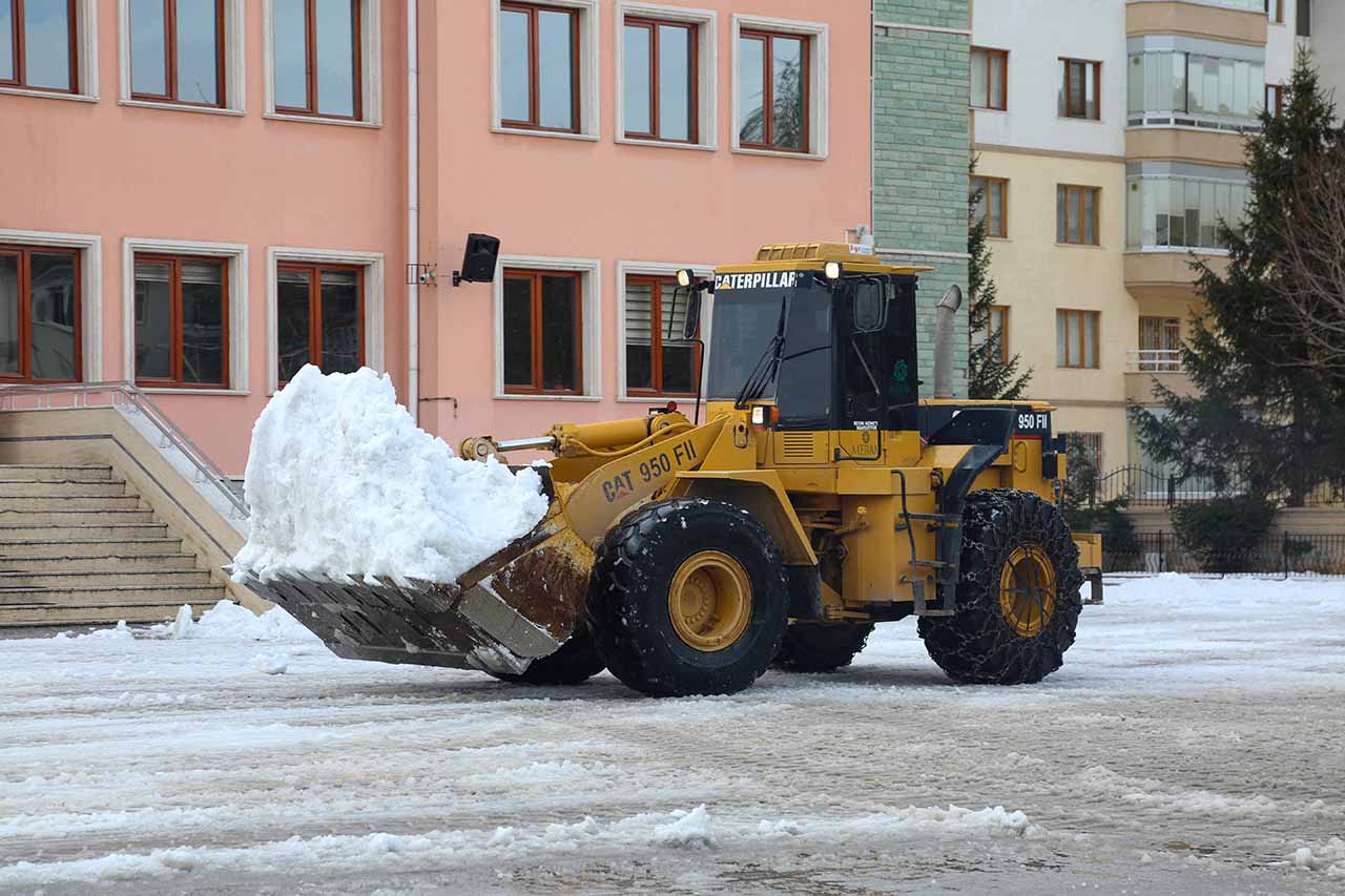 meramdaki-okullarda-ikinci-donem-oncesi-kar-temizligi.jpg