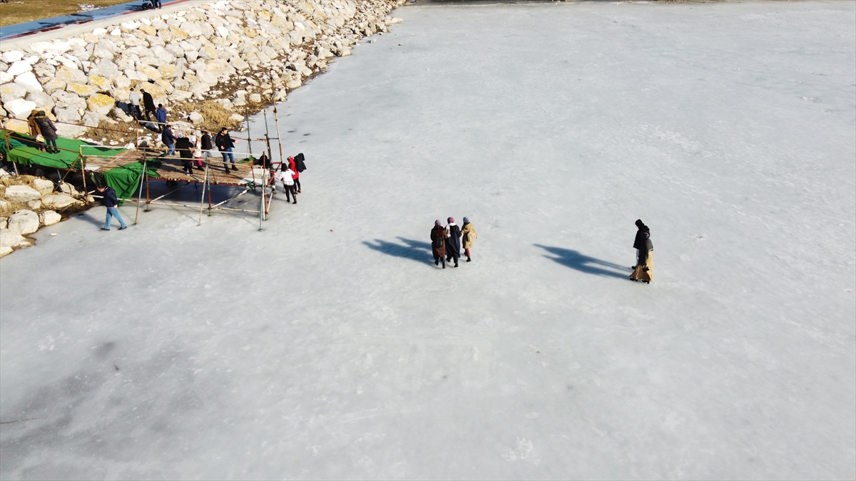 donan-beysehir-golunun-buzla-kapli-yuzeyinde-yuruyenlere-tehlike-uyarisi-2.jpg