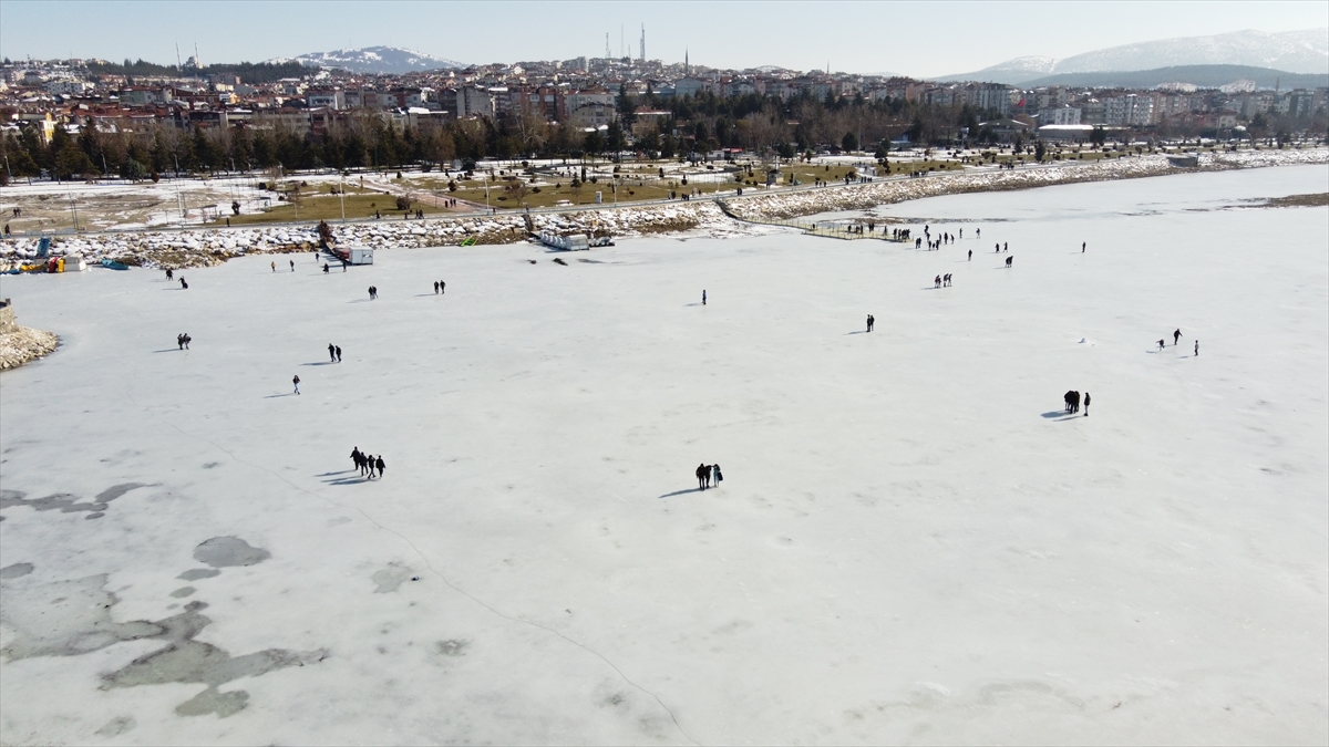 donan-beysehir-golunun-buzla-kapli-yuzeyinde-yuruyenlere-tehlike-uyarisi-3.jpg