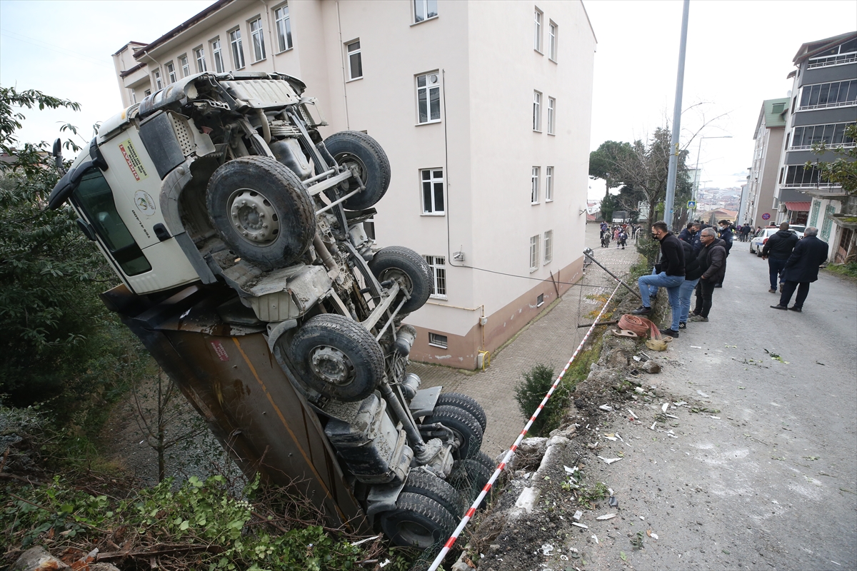 ders-sirasinda-faciadan-donuldu-okulda-egitime-ara-verildi-6.jpg