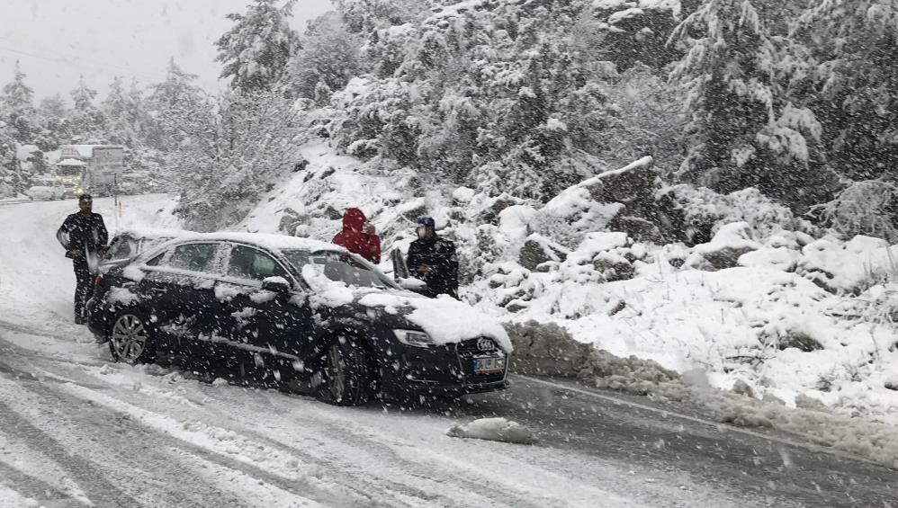 konya-antalya-yolunda-son-durum-kar-kalinligi-60-santimi-gecti-002.jpg