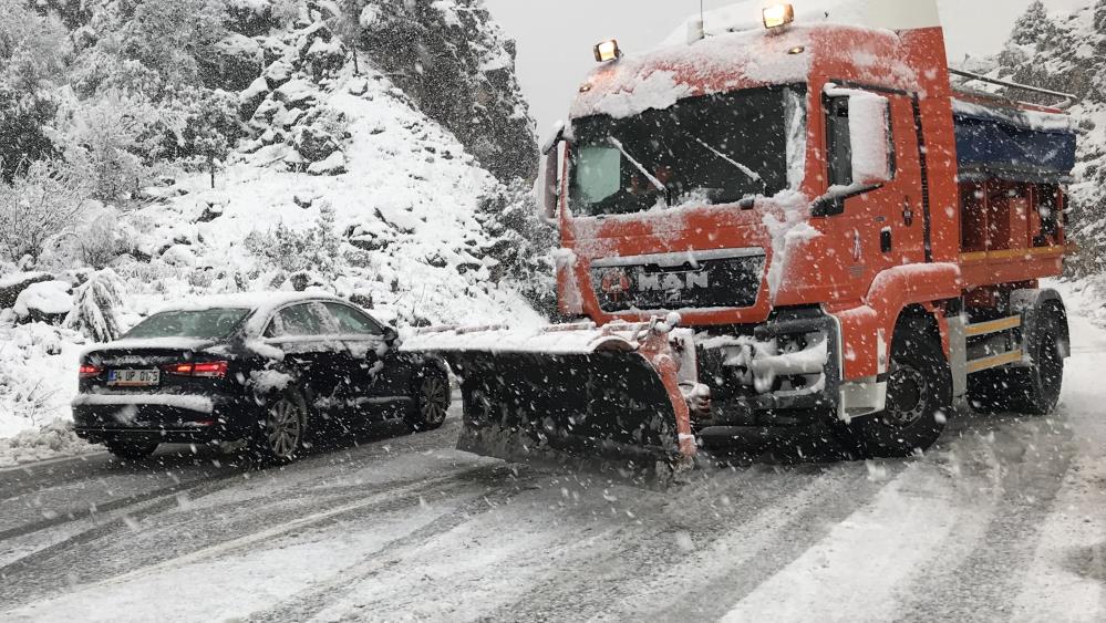 konya-antalya-yolunda-son-durum-kar-kalinligi-60-santimi-gecti-003.jpg