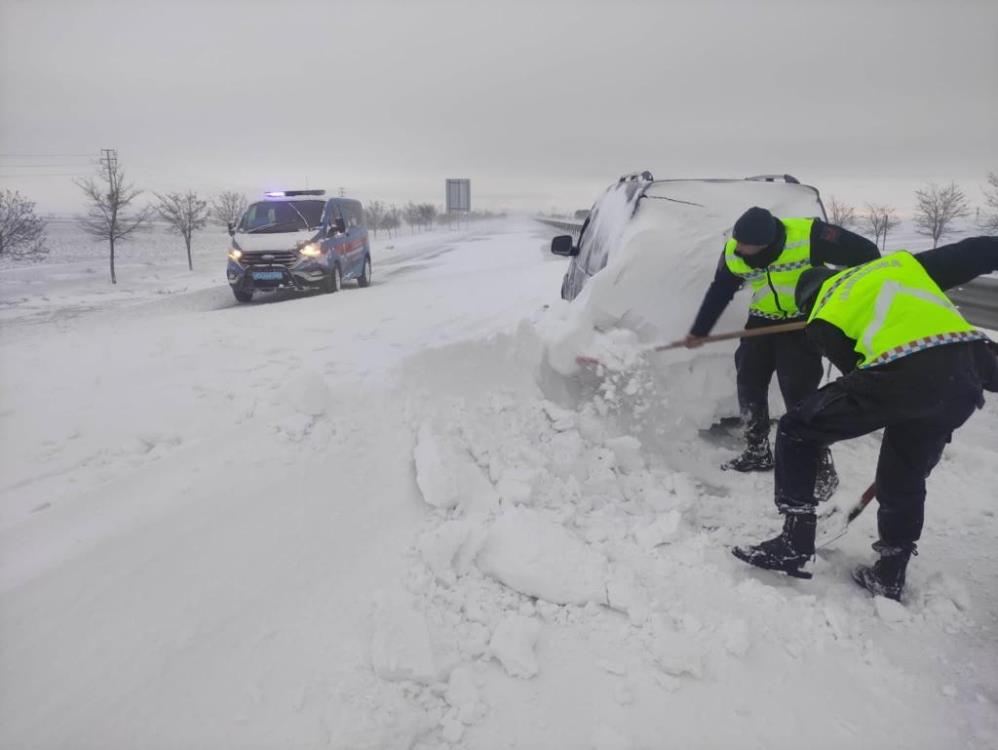 konyada-son-durum-yollarda-mahsur-kalan-265-kisi-ve-131-arac-kurtarildi-001.jpg