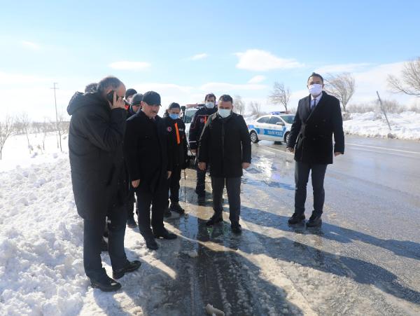 konyada-valisi-ozkan-kapatilan-ankara-yolunda-inceleme-yapti-009.jpg