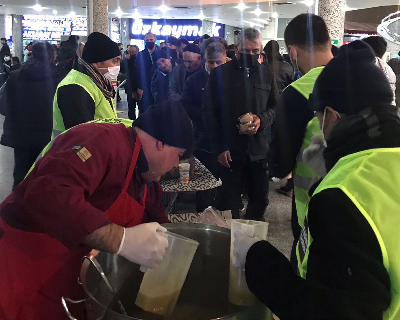 konyada-yollar-kapandi-otogarda-bekleyen-yolculara-yemek-ikrami-yapildi-5.jpg